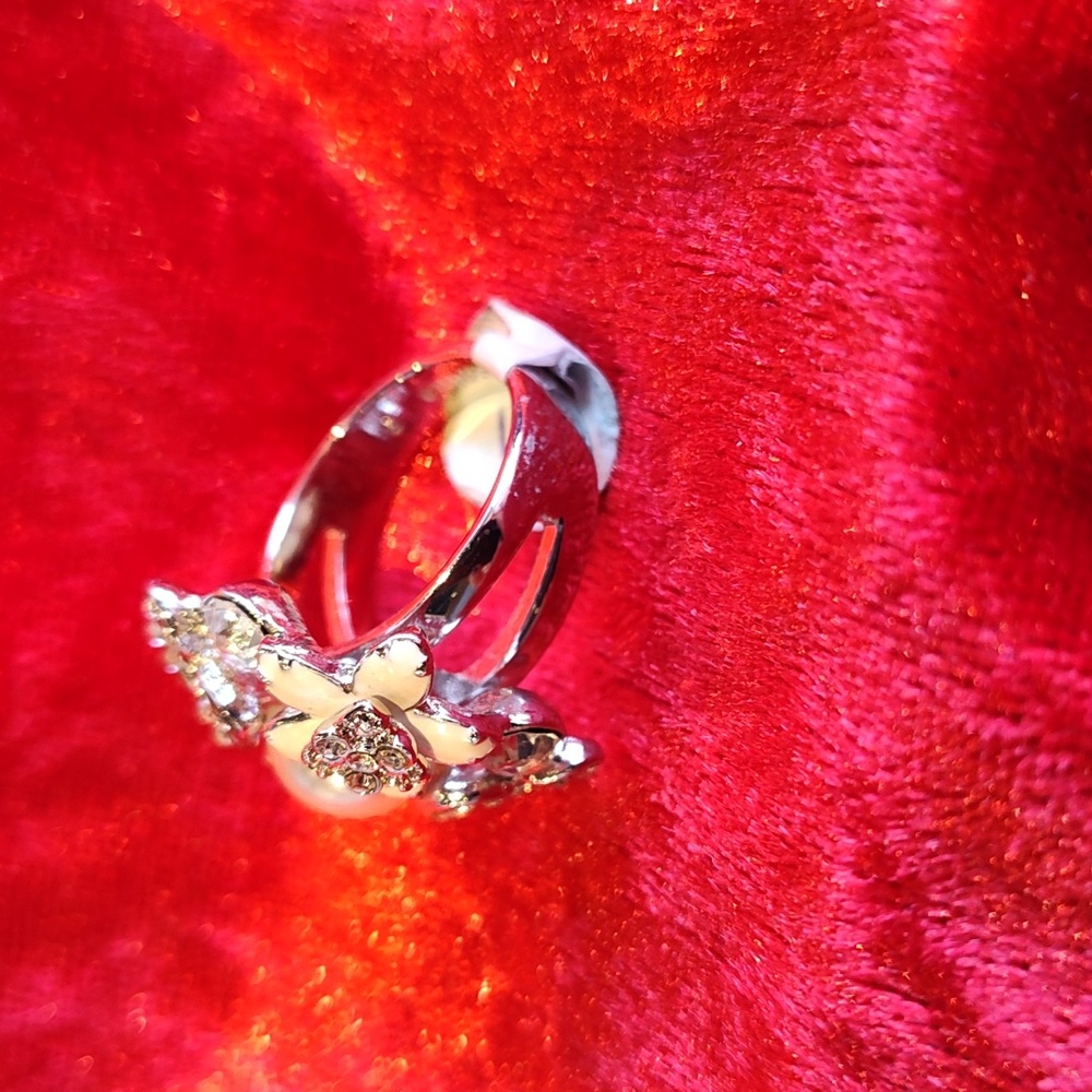 Lia Sophia Floral Enameled & Rhinestone Ring Size 7 Great Condition - Picture 3 of 4